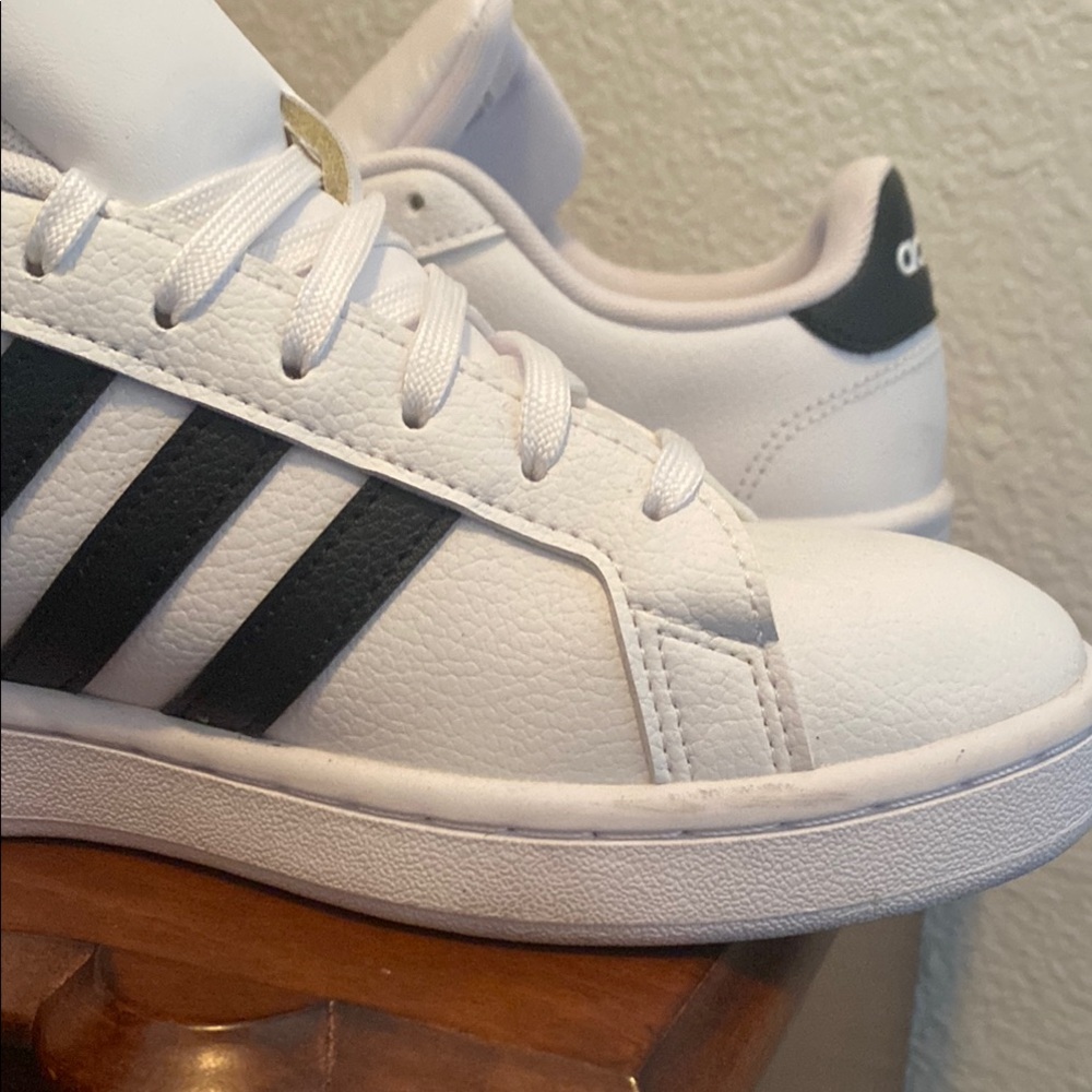 Adidas Classic White Shoes with Black Accents - Picture 2 of 12